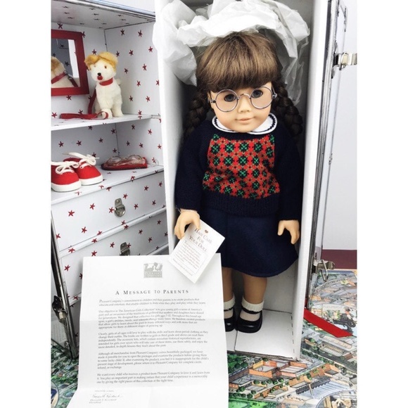 American Girl Pleasant Company Molly McIntire Doll - Picture 2 of 13
